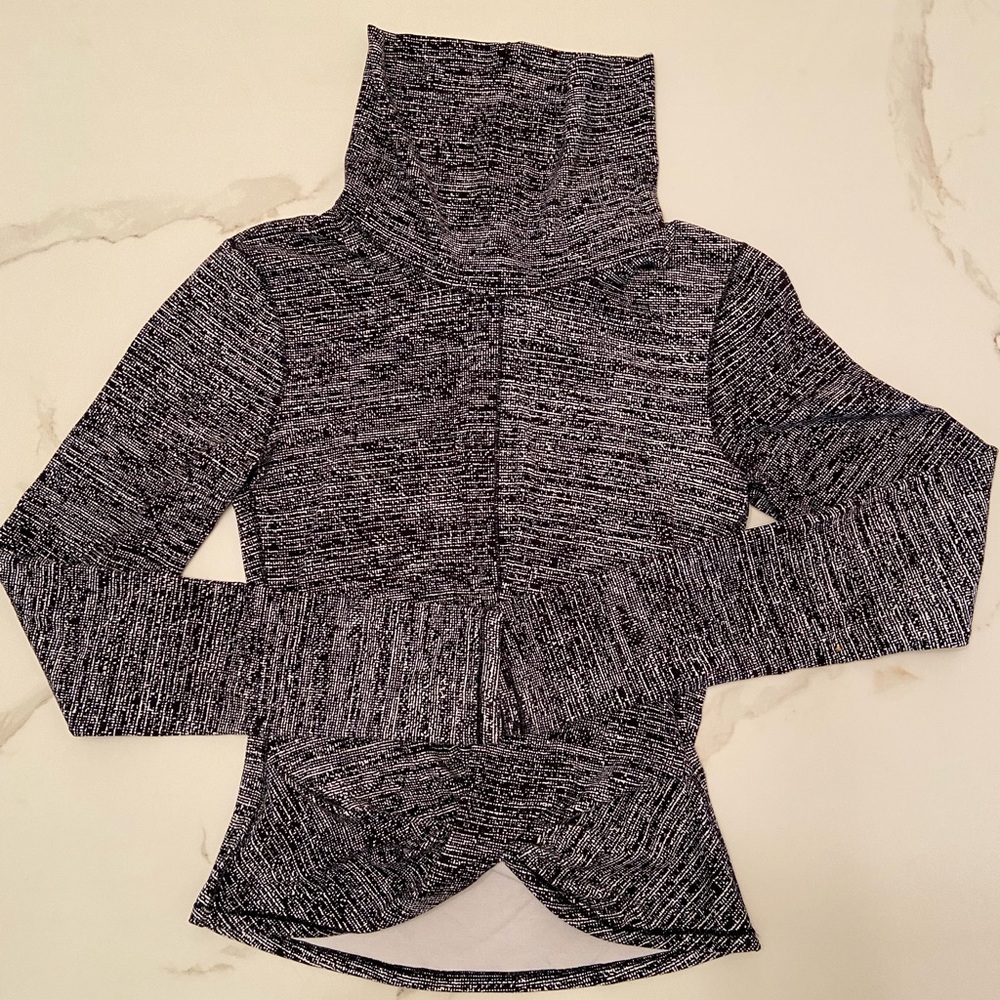 Lululemon cropped turtleneck with knot detail & long sleeves. PERFECT CONDITION